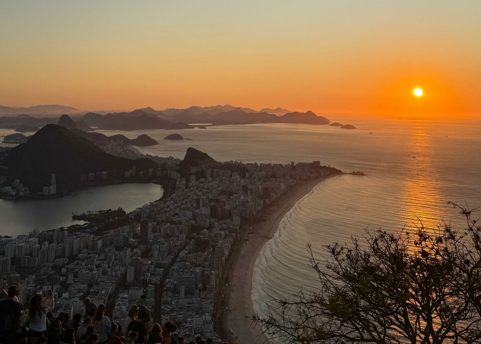 Lever de Soleil au sommet des Dois Irmaos + Favela